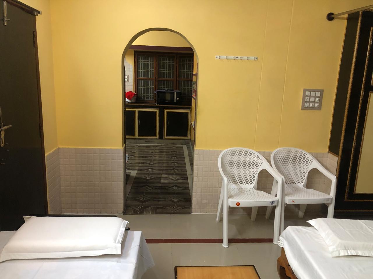 Room with view into the hallway and kitchen